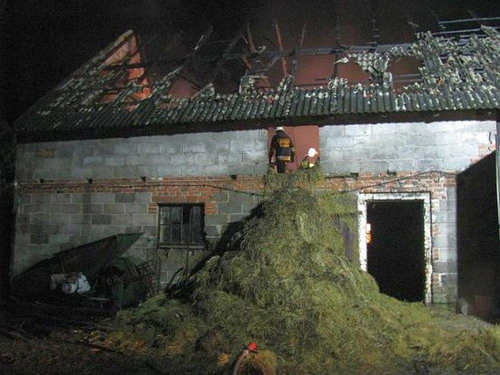 pożar w gospodarstwie, straty, straż pożarna, pożar w Bledzianowie, pożar w Wilamowie