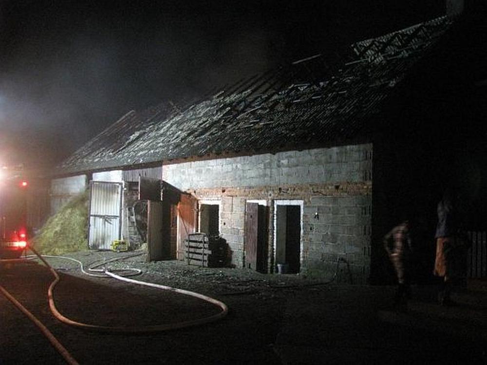 pożar w gospodarstwie, straty, straż pożarna, pożar w Bledzianowie, pożar w Wilamowie