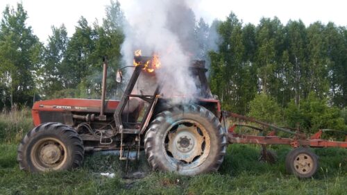 pożar ciągnika, pożar maszyny do obróbki drewna, podlasie, lubeszczyzna, świętokrzyskie, straż pożarna
