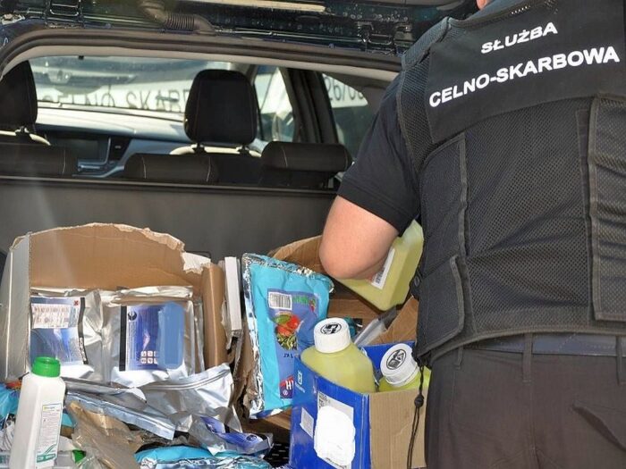 przemyt środków ochrony roślin, sadownik, rewizja w gospodarstwie, KAS, policja
