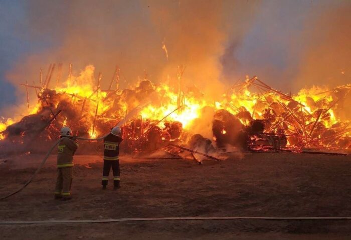 pożar stodoły, pożar balotów słomy, Wilczyna, powiat szamotulski, wielkopolska, straż pożarna