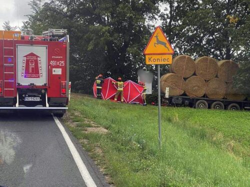 kpp mrągowo, kp psp mrągowo, wypadek, zderzenie, ciężarówka, motorower, śmierć kierowcy, transport słomy, słoma, baloty