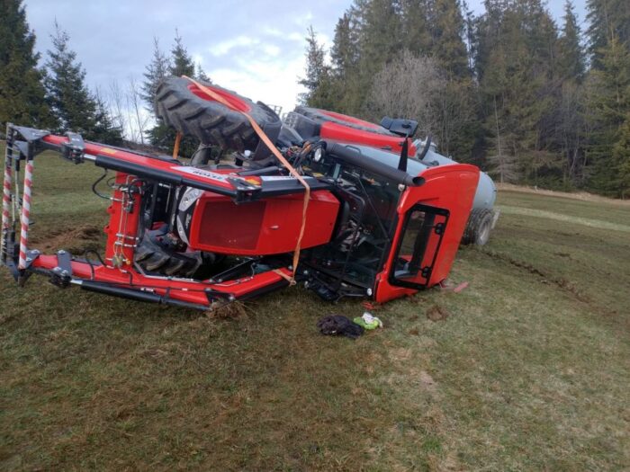kp psp zakopane, leśnica, wywrotka ciągnika, ciągnik na boku