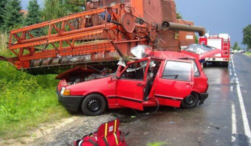 wypadki z udziałem maszyn rolniczych, jazda kombajnem z hederem, kombajn, heder, demontaż hedera