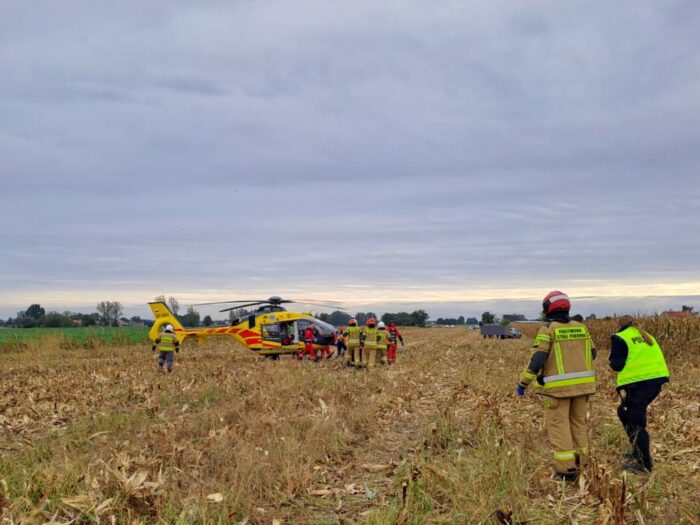 kp psp radziejów, wypadek, prace polowe, zbiór kukurydzy, koszenie kukurydzy, lpr, ranny mężczyzna