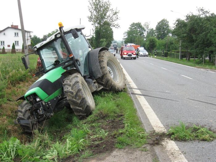 wypadek, podkarpackie, ciężarówka uderzyła w przyczepę ciągnika rolniczego, zderzenie