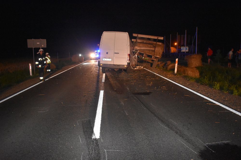 wypadek, żniwa, dostawczak uderzył w przyczepę, policja, mazowieckie