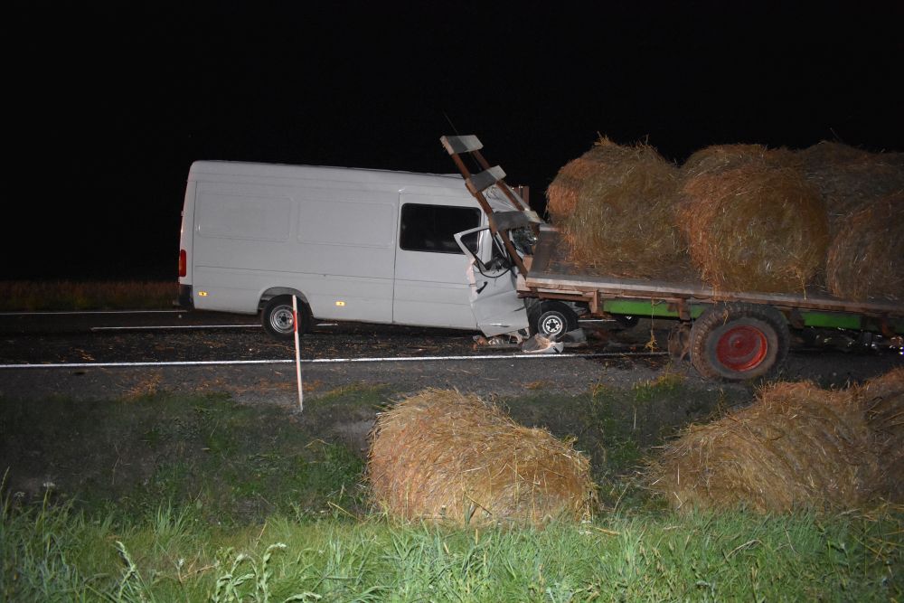 wypadek, żniwa, dostawczak uderzył w przyczepę, policja, mazowieckie