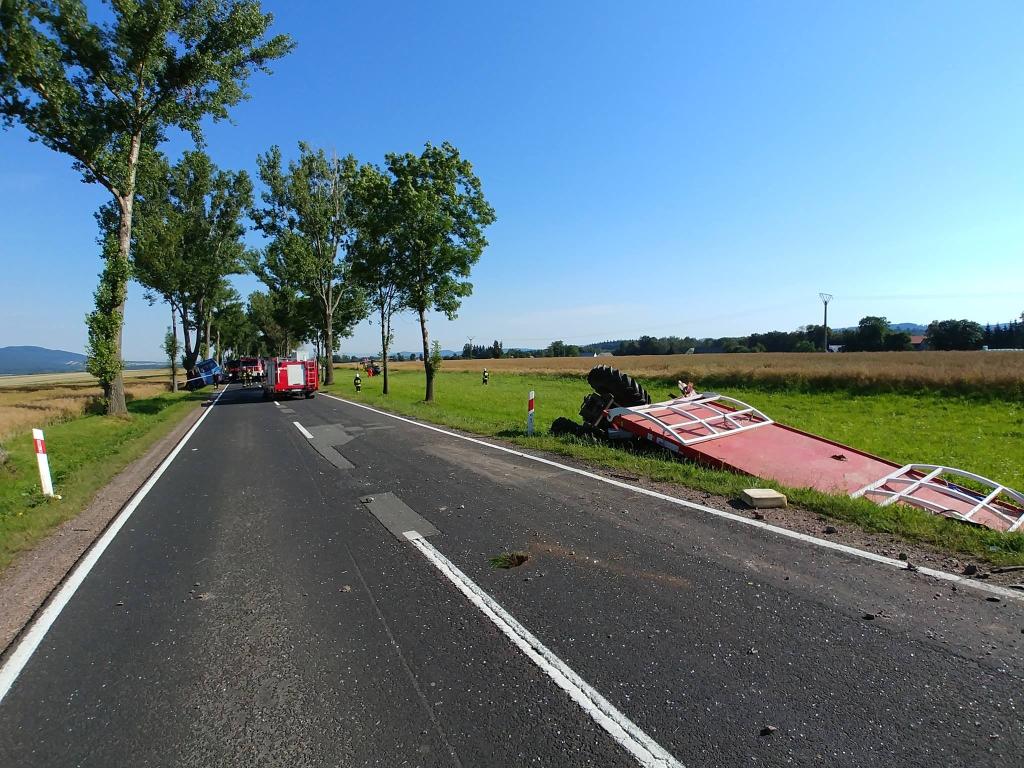 wypadek, dolnośląskie, autobus uderzył w ciągnik, policja, rolnik zginął na drodze