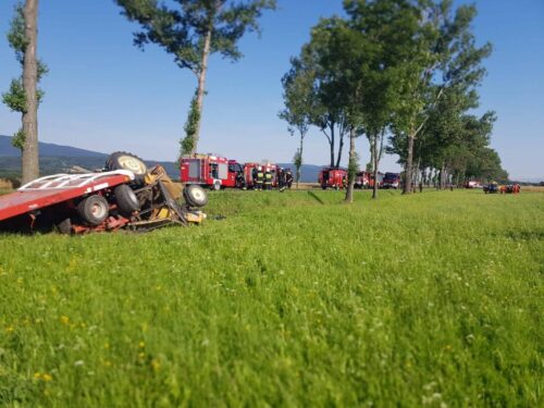 wypadek, dolnośląskie, autobus uderzył w ciągnik, policja, rolnik zginął na drodze