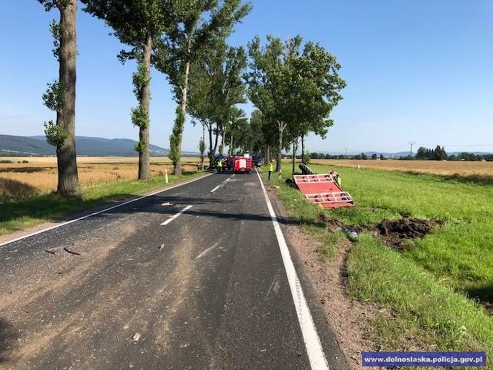 wypadek, dolnośląskie, autobus uderzył w ciągnik, policja, rolnik zginął na drodze