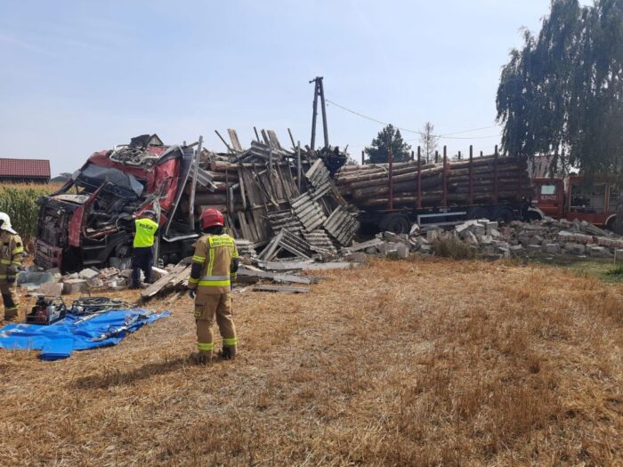 transport drewna, Łekno , Piotr Kaczmarek, zniszczony przystanek autobusowy