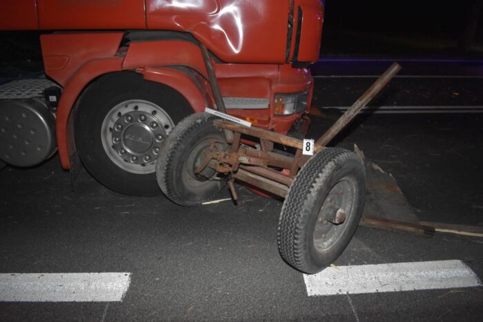 wypadek, mazowieckie, śmierć rolnika, ciężarówka uderzyła w wóz, Zwoleń