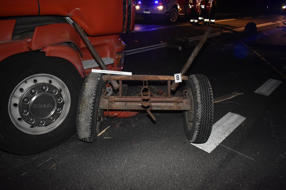 wypadek, mazowieckie, śmierć rolnika, ciężarówka uderzyła w wóz, Zwoleń