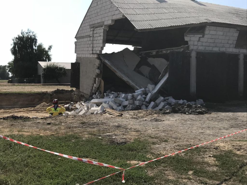 wypadek, bydło, zawalenie się budynku gospodarskiego, straż pożarna, wypadek
