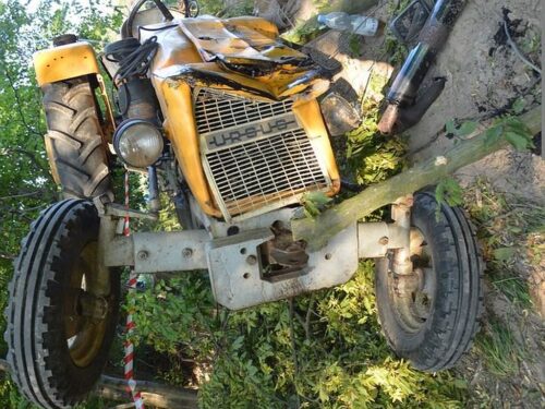 Zderzenie pojazdów było tak silne, że traktor rozpadł się na dwie części, a auto osobowe wpadło do rowu