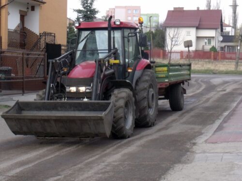 Zderzenie pojazdów było tak silne, że traktor rozpadł się na dwie części, a auto osobowe wpadło do rowu