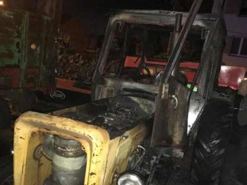 Zderzenie pojazdów było tak silne, że traktor rozpadł się na dwie części, a auto osobowe wpadło do rowu