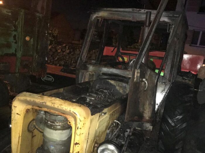 Zderzenie pojazdów było tak silne, że traktor rozpadł się na dwie części, a auto osobowe wpadło do rowu