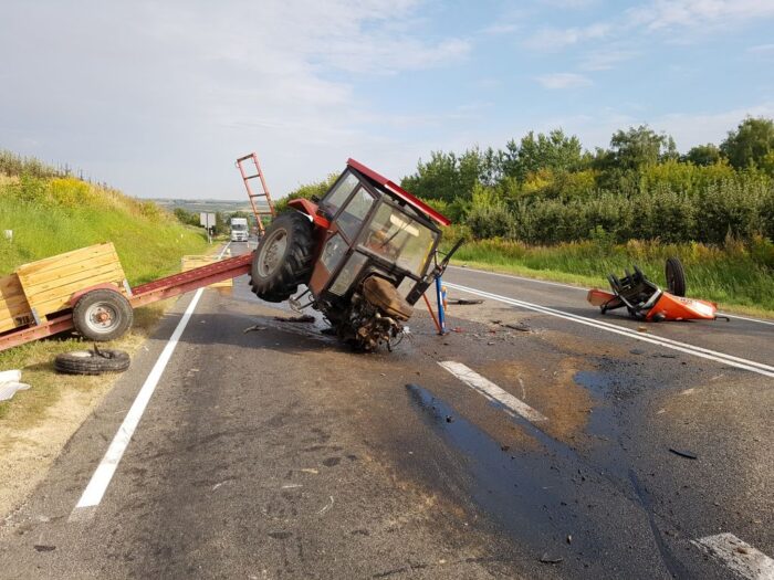 Zderzenie pojazdów było tak silne, że traktor rozpadł się na dwie części, a auto osobowe wpadło do rowu