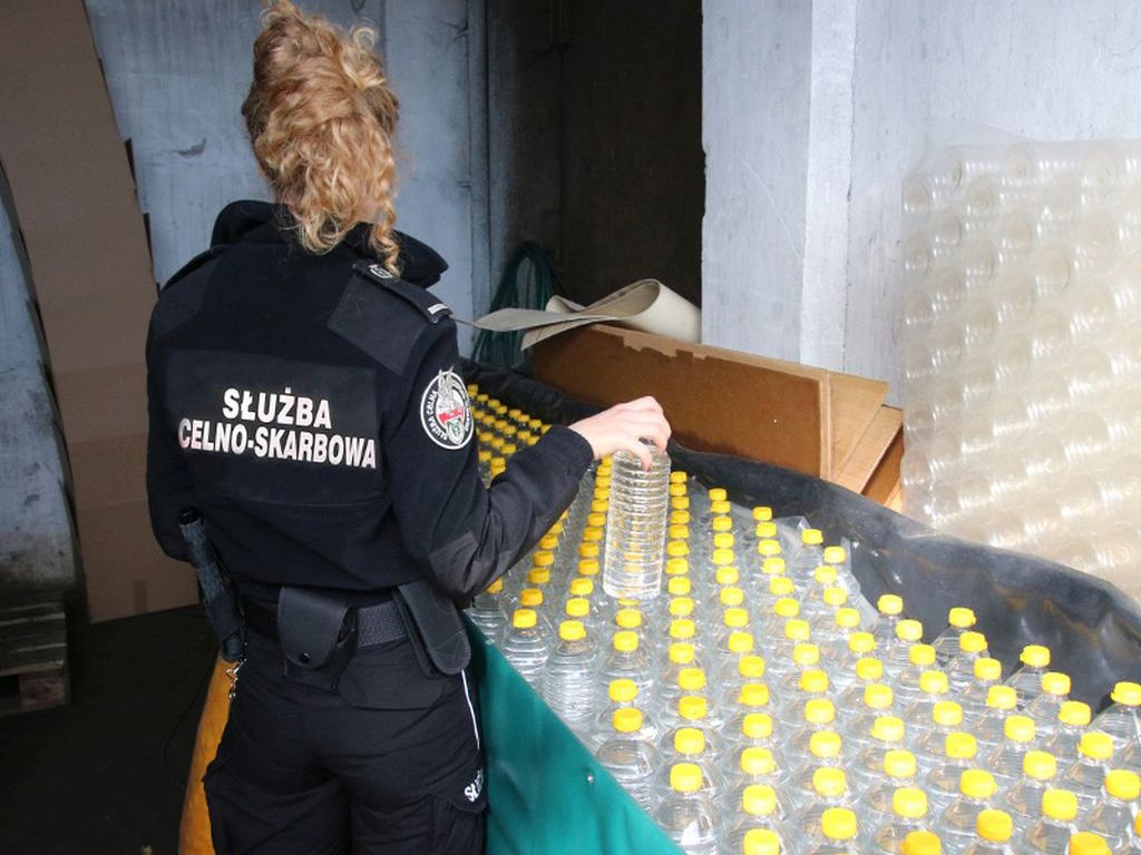 bimbrownia, nielegalna produkcja alkoholu, gmina Dobrzyniewo Duże, Krajowa Administracja Skarbowa