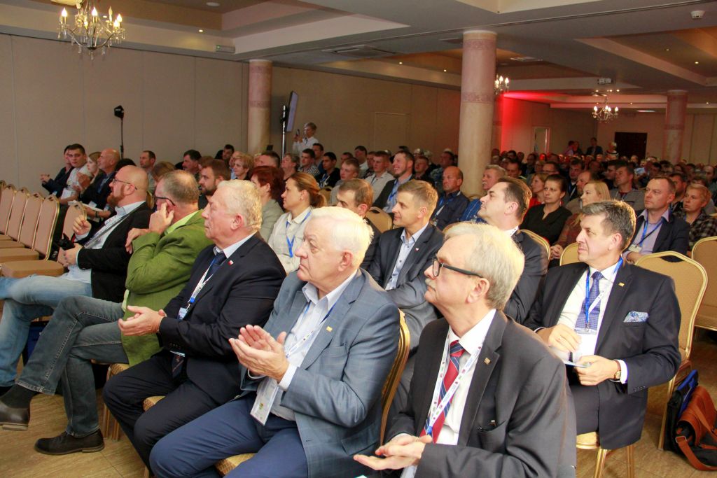 PFHBiPM, dój krów, bydło mleczne, roboty udojowe