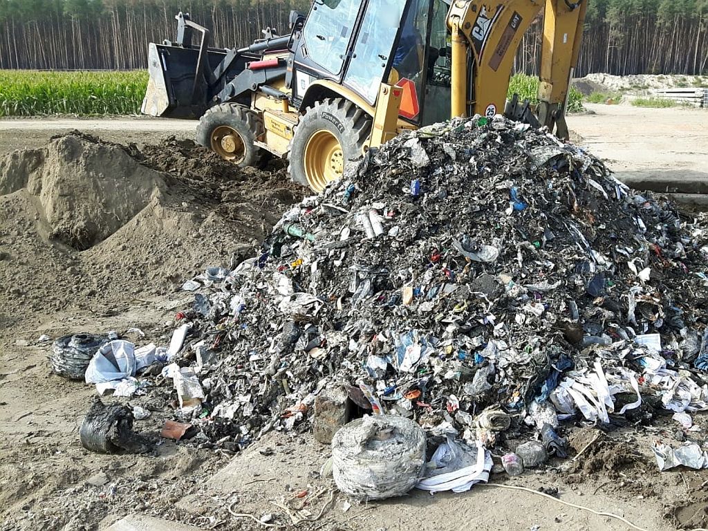 śmieci na polu, osowa sień, lubuskie, Maja Piwowarska, wschowa