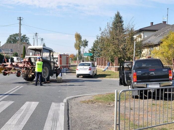 Zderzenie pojazdów było tak silne, że traktor rozpadł się na dwie części, a auto osobowe wpadło do rowu