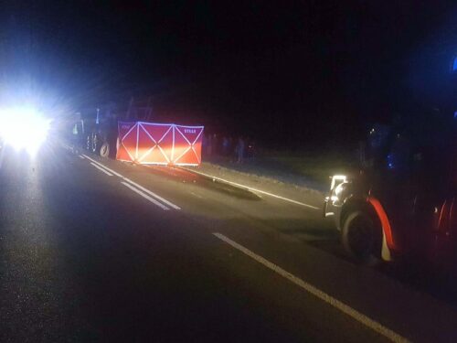 Zderzenie pojazdów było tak silne, że traktor rozpadł się na dwie części, a auto osobowe wpadło do rowu