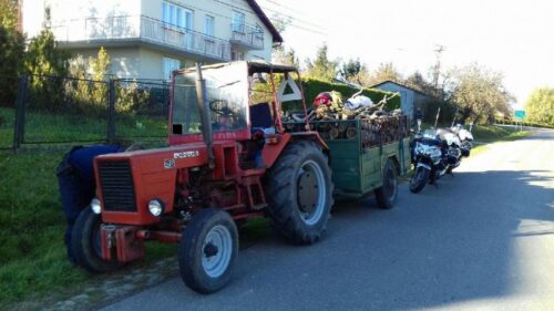 Zderzenie pojazdów było tak silne, że traktor rozpadł się na dwie części, a auto osobowe wpadło do rowu