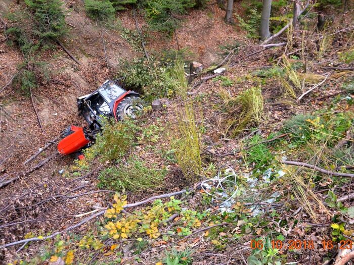Zderzenie pojazdów było tak silne, że traktor rozpadł się na dwie części, a auto osobowe wpadło do rowu