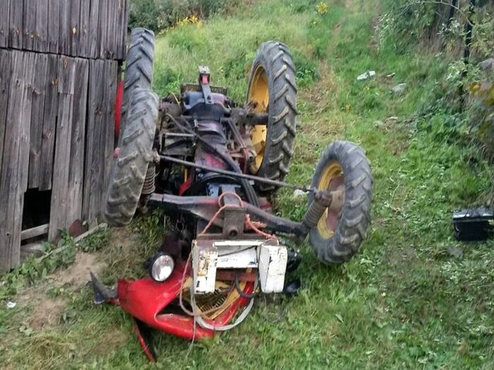 Zderzenie pojazdów było tak silne, że traktor rozpadł się na dwie części, a auto osobowe wpadło do rowu