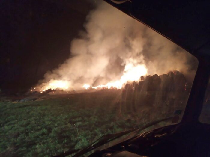 płonące bele słomy, podpalenie, pińczów, gmina Stupsk, powiat mławski