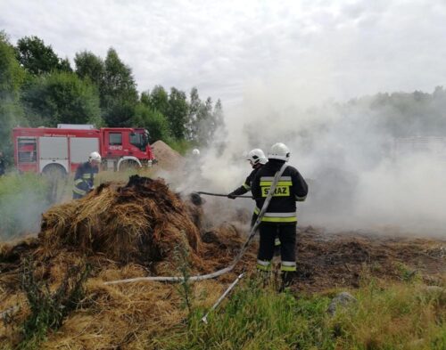 baloty słomy w ogniu, warmińsko-mazurskie, pożar balotów, OSP, Braniewo