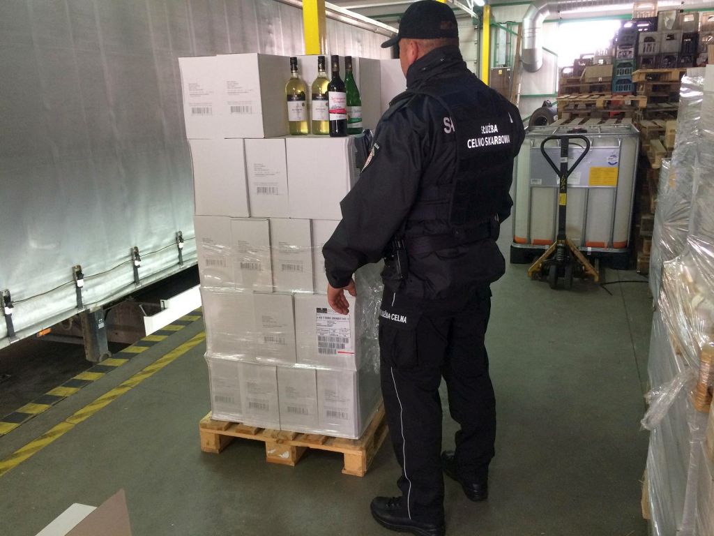wino bez znaków akcyzy, przemyt bursztynu, Podkarpacki Urząd Celno-Skarbowy w Przemyślu, kas w białymstoku