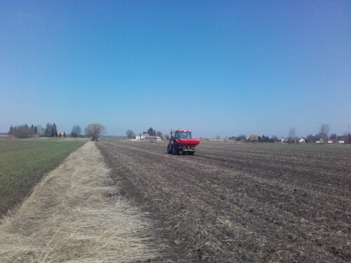 siew nawozów, pole, Sahryń, ciągnik, rozsiewacz nawozów