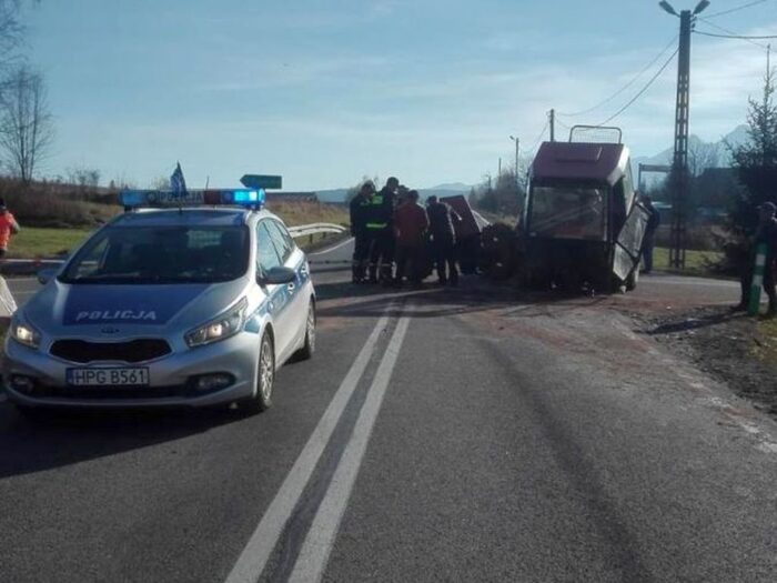 Zderzenie pojazdów było tak silne, że traktor rozpadł się na dwie części, a auto osobowe wpadło do rowu