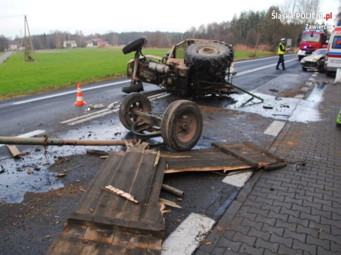 Zderzenie pojazdów było tak silne, że traktor rozpadł się na dwie części, a auto osobowe wpadło do rowu