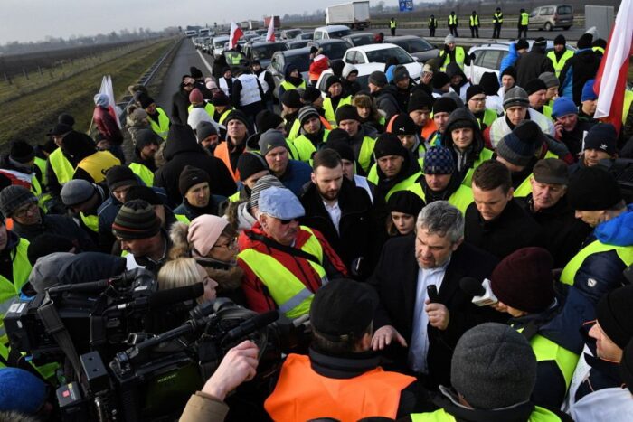 protesty rolników, blokada a2, agrounia, rolnicy zablokowal autostradę