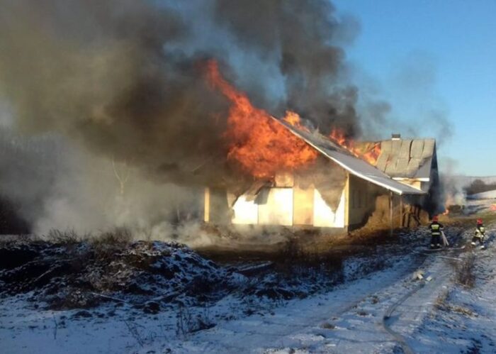 pożar gospodarstwa, świętokrzyskie, Kolonia Grzybów, straż pożarna, gowin, pomorze