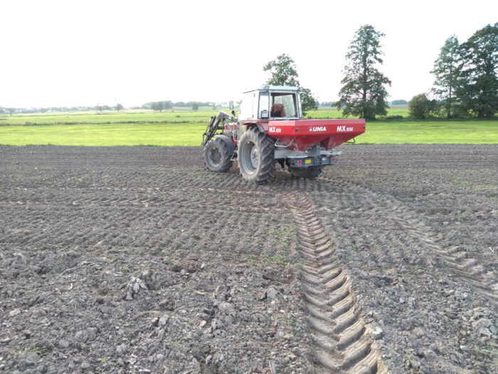 ciągnik, rozsiewacz, pole