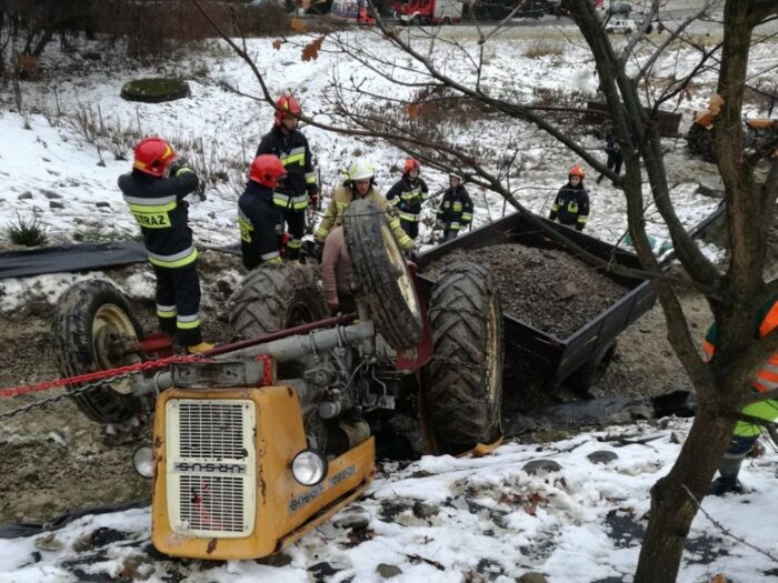Zderzenie pojazdów było tak silne, że traktor rozpadł się na dwie części, a auto osobowe wpadło do rowu