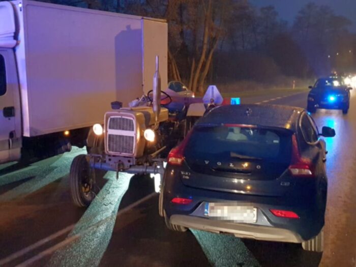 Zderzenie pojazdów było tak silne, że traktor rozpadł się na dwie części, a auto osobowe wpadło do rowu