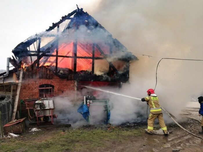 pożar gospodarstwa, świętokrzyskie, Kolonia Grzybów, straż pożarna, gowin, pomorze