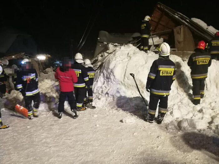 zawalone dachy, opady śniegu, krzyżowa, Żywiecczyzna, powiat cieszyński
