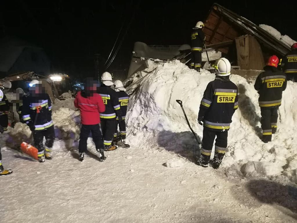 zawalone dachy, opady śniegu, krzyżowa, Żywiecczyzna, powiat cieszyński