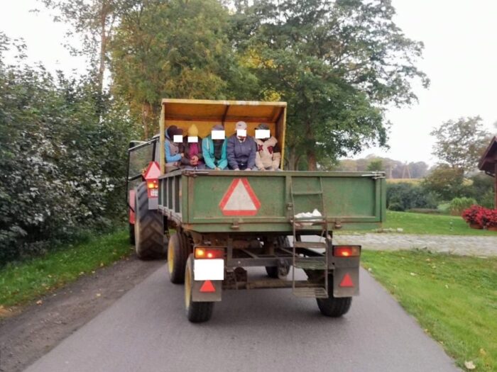 Zderzenie pojazdów było tak silne, że traktor rozpadł się na dwie części, a auto osobowe wpadło do rowu