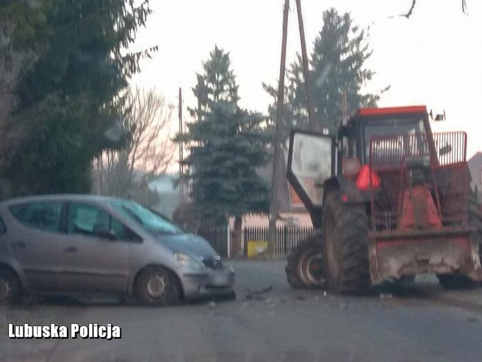 Zderzenie pojazdów było tak silne, że traktor rozpadł się na dwie części, a auto osobowe wpadło do rowu