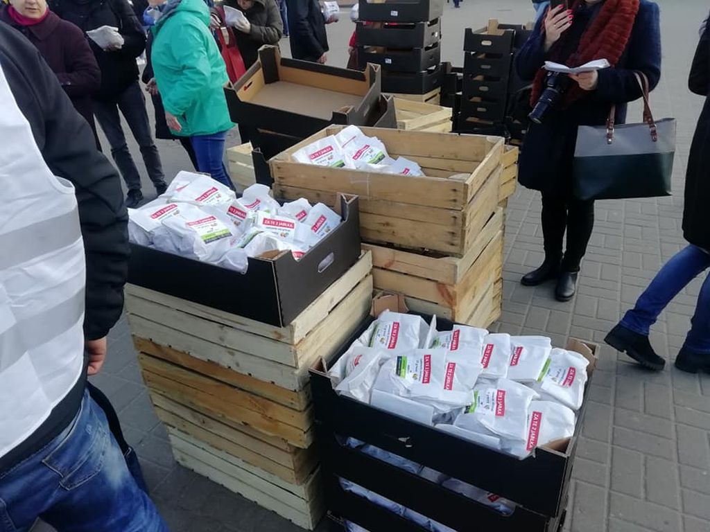 protest agrounii w warszawie, rozdawanie jabłek, sadownictwo, ceny jabłek, michał kołodziejczak