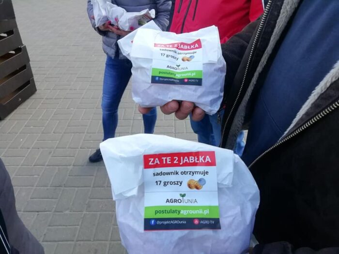 protest agrounii w warszawie, rozdawanie jabłek, sadownictwo, ceny jabłek, michał kołodziejczak